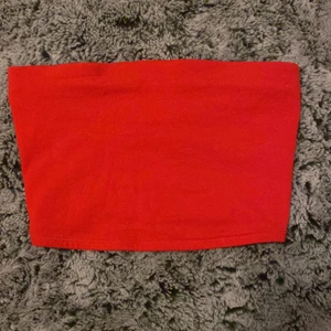 Röd Tube bandeau-topp - Säljer min röda Tube bandeau-topp, då den inte kommer till amvändning. Storlek XS och kommer från hm divaded. Mer frågor, funderingar eller bilder skriv till mig. Köparen står för ev frakt. Färgen gör inte riktigt rätt vissa på bild