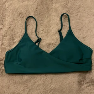bikini - superfin mörk grön/blå bikini ifrån shein som tyvärr är för liten för mig. den är i strl s. 40kr + frakt☺️💗