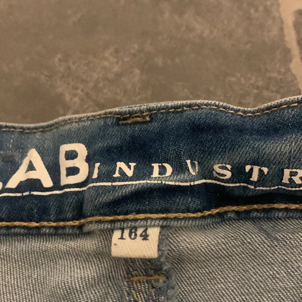 Blåa ripped jeans  Passar 14 år Storlek S. Jeans & Byxor.