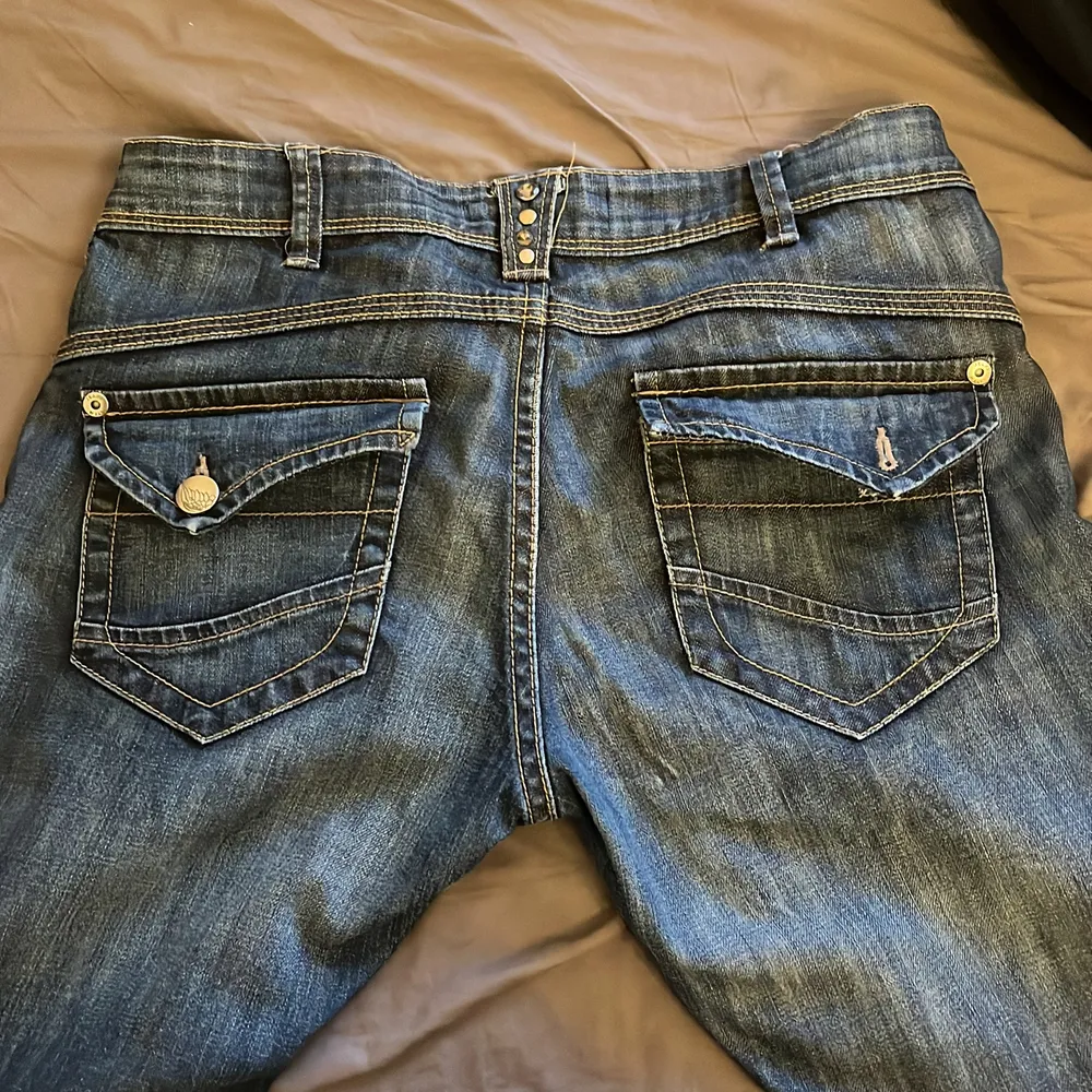 Super coola lågmidjade boot cut jeans. Dock så har en knapp gått av syns på första bilden. Stl 40 men de passar mig som brukar ha 36. Midjemått är runt 84cm. Innerbenslängden är runt 82cm. Hör av dig ifall du vill ha fler bilder eller undrar något💗💗. Jeans & Byxor.