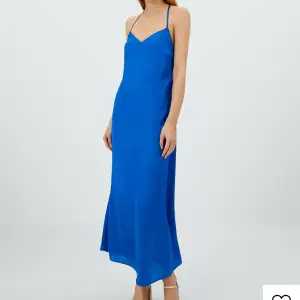 Köpte denna superfina klänning i blått sidenmaterial för ett tag sen men den var tyvärr för liten för mig, så den är helt oanvänd. Glömde sedan lämna tillbaka den, så nu tänke jag sälja den vidare 💞  Orginalpris var 359 kr Frakt ingår ej i priset.