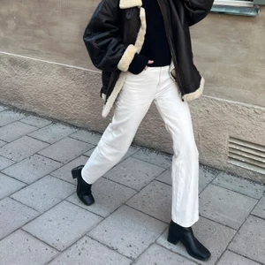 Ljusbeiga jeans - Snygga raka jeans i ljusbeige färg. Jag är 169 cm lång.