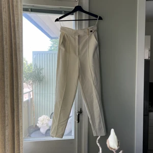Karen Millen Byxor Vita - Dessa är de SNYGGASTE vita byxor jag någonsin haft. De satt så fint över rumpan och har verkligen allt! Tyvärr har jag gått ner lite i vikt och de har blivit för stora i midjan. Nypris ca 1150. Fler bilder finns!