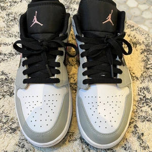 Nike jordan 1 low - Säljer mina jordans i storlek 42.5 i suveränt skick. Skorna är köpta för ca:2 veckor sedan i newyork men säljer skorna då jag inte riktigt tycker det är i min stil. Skorna passar på både tjejer och killar.  Skick: 10/10. Nypris: 1199kr säljer för 650kr:)