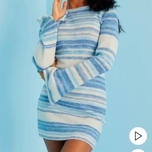 Klänning Nelly XXS - Stickad randig klänning från Nelly i XXS, som en XS. Helt ny med prislappar kvar! Finns att hämtas i Halmstad veckan ut, annars centrala Göteborg, eller står köparen för frakten på 66kr spårbart! 