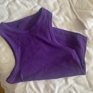 bikbok - Jätte fint lila ribbat linne som aldrig används från bikbok, storlek S!🫶🏻