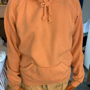 Rosa hoodie  - Säljer min fina rosa hoodie från bikbok. Den sitter jätte fint och är jätte skön att ha på sig den. Den ser lite aprikos ut men på 3 bilden ser man vilken färg de e. Köpt för 300kr och är i storlek XS men passar en S också.