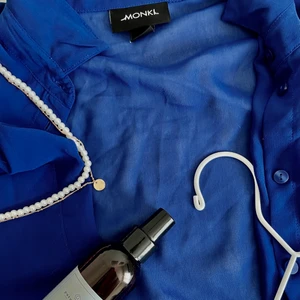 Blå blues💙  - Används till finare tillfällen, har själv användt den under nyår! 💙 passar bra med en svart kjol eller svarta byxor och guldiga accessoarer, har fått många komplimanger när jag har haft tröjan :)  Frakt ingår ej! :) 💙💙 