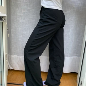 Kostymbyxor  - Trendiga och bekväma svarta kostymbyxor från Bershka!!❤️‍🔥❤️‍🔥 Använda men fortfarande i bra skick. Säljer pga att de inte passar på mig längre🥲