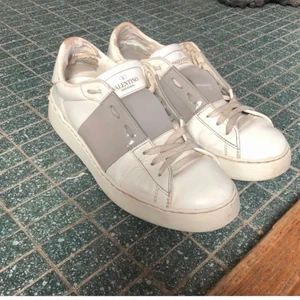 Valentino skor  - Säljer mina valentino skor, använda men fint skick❤️ lite slitna vid hälen men knappt synbart när man har dom på<33 box o äkthetsbevis medföljer!!