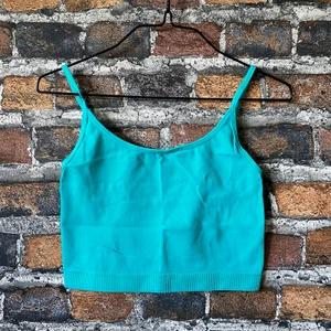 Turkosa top - En fin turkosa top i fint skick. För fler bilder eller mått kontakta mig mig 🤙 Frakt sker via frimärken 26 kr 📦