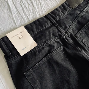 Bershka High Waist Straight Jeans - Jätteskönt material, sitter perfekt på kroppen. Säljer dom då de inte passar mig men förhoppningsvis passar någon annan<3. Byxorna är fortfarande HELT nya då jag inte använt dom en enda gång. Om fler bilder önskas är det bara att fråga❤️❤️