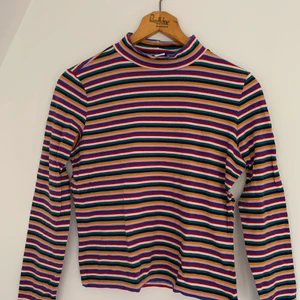 Halvpolo från Monki  - En randig halvpolo från monki i strl S, superskönt material. 