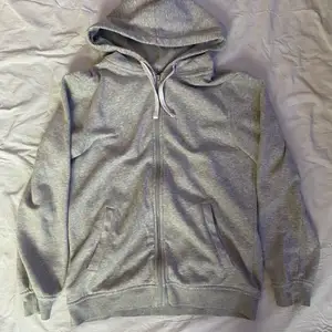 Skön zip hoodie i storlek M med relaxed passform. Den är knappt använd och i mycket gott skick. 