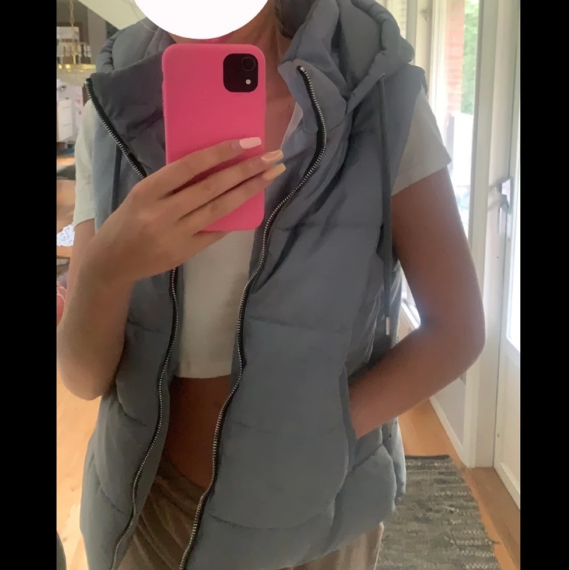 Vadderad väst med luva