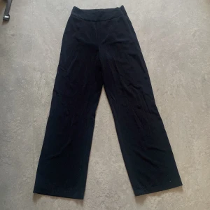 Kostymbyxor  - Säljer mina andra kostymbyxor för dem inte passar längre och använd fåtal gånger💗