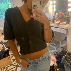 Stickad kofta - Säljer denna mörkgröna stickade koftan från Zara. Storlek M