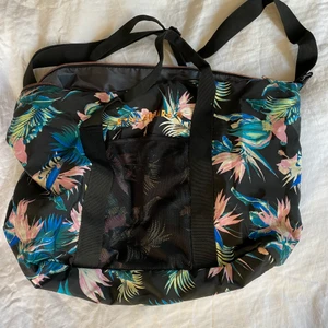 Mönstrad Träningsväska  - En rymlig Träningsväska i coolt mönster  