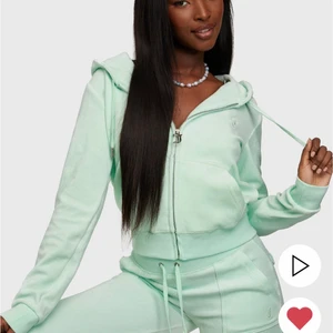 Juicy couture tröja - Säljer min mint gröna tröja från juicy couture i storlek S. Den är helt slutsåld överallt och kommer inte att komma in i denna färgen igen. Den är i nyskick. Köparen står för frakten☺️