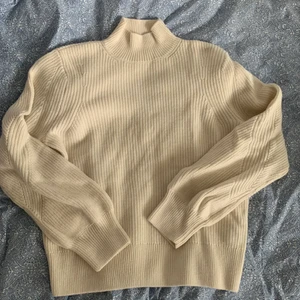 Vit ull tröja från & other stories! - Vit stickad ull tröja från & other stories! Sällan använd men har en liten fläck (se bild). För 400 kr är tröjan din (inskluive frakt)! 