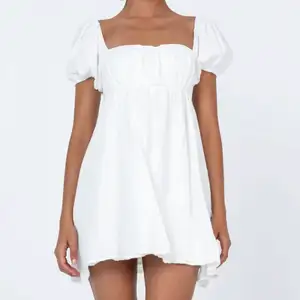 Denna vita klänning säljs för 400kr. Beställd från USA och köptes för 500kr. Alldrig använd bara provad, finns liknande i min profil. Skriv ifall ni är intresserad elelr har frågor💓🫶🏼
