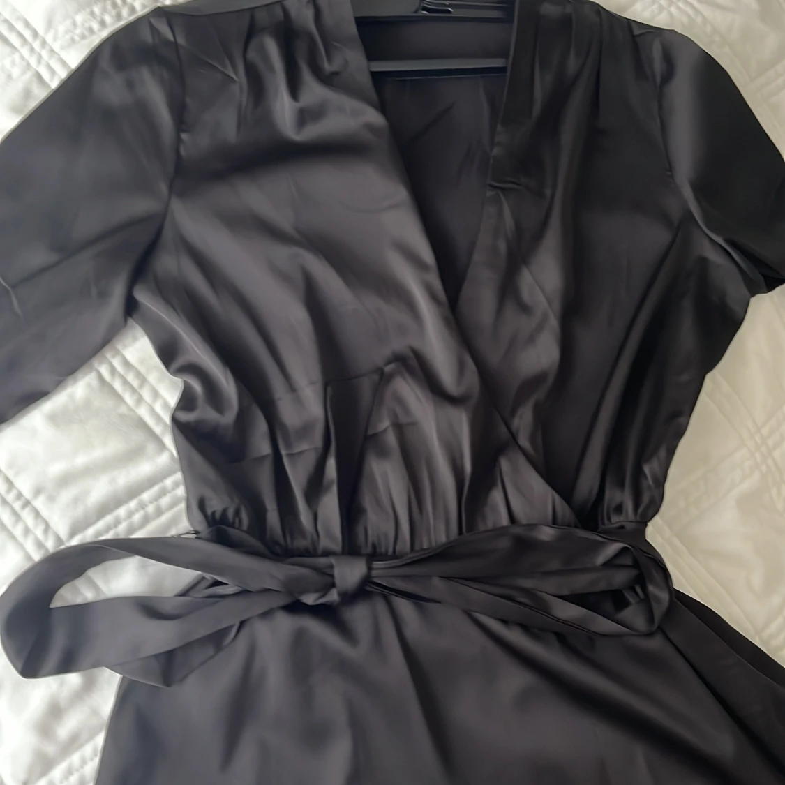 V ringad klänning satin  - 90