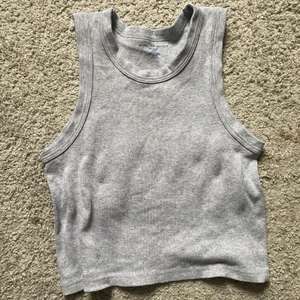 brandy melville topp! - så fin grå topp från brandy melville! knappt använd så i väldigt fint skick🫶 stretchig så passar i princip alla