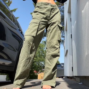 Cargo byxor  - Nyskick, klippt bort lappen i bak för så att det ser snyggt ut när man viker ner dem också. Jag har S/36 vanligtvis men de passar mig trots strl 38, säljer då jag har andra liknande. 