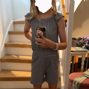 Svart och vit randig byxdress 🖤🤍 - En svart och vit randig byxdress med märket ”Name it” 🖤🤍. Storleken är 128 men passar 134-140 också. Säljer av skäl att den inte kommer till användning längre.