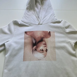 Hoodie - Jag säljer min hoodie, den är i storlek 12-14 158-163. 50kr+ frakt