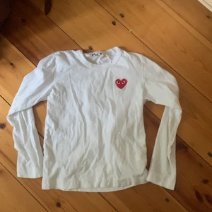 play comme des garcons (skickar ej köpta direkt varor)  -  säljer min super fina play comme des garcons tröja då jag aldrig använder och den är använd 4 gånger ish. Jag köpte den på nätet då nypriset var runt 1,2. Ingen fläck eller hål. (Ingen spårbar frakt)