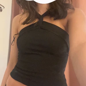 Topp - Topp från Gina tricot i storlek xxs passar mig som pendlar mellan storlekarna xxs-xs.  prislappen är kvar, köpt för 229kr. Tappat bort kvitto så kan ej lämna tillbaka den. 