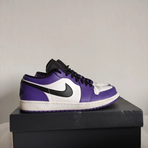 Jordan 1 Court Purple Low  - Sparsamt använda. Storlek 45. Har kvitto samt låda.