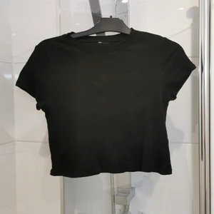 Svart crop top  - Svart crop top svart