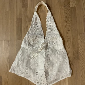 Vit halterneck spets - VÄRLDENS sötaste topp som tyvärr ej kommer till användning, har tyvärr ingen storlek på den men gissar på ca M-L då den är rätt stretchig 