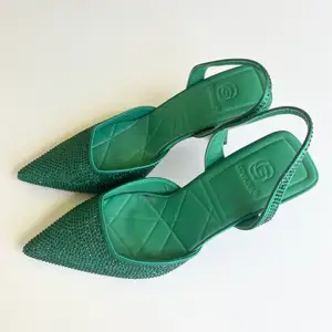 Säljer mina snygga, glittriga, skogsgröna/emerald-färgade klackar från märket Givana. Tyvärr för små för mig:( Använda 1 gång så i väldigt bra skick!💚💚  