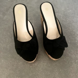 Skor storlek 36 - Kilklackar i storlek 36 Helt nya! Med rosetter 15cm höga