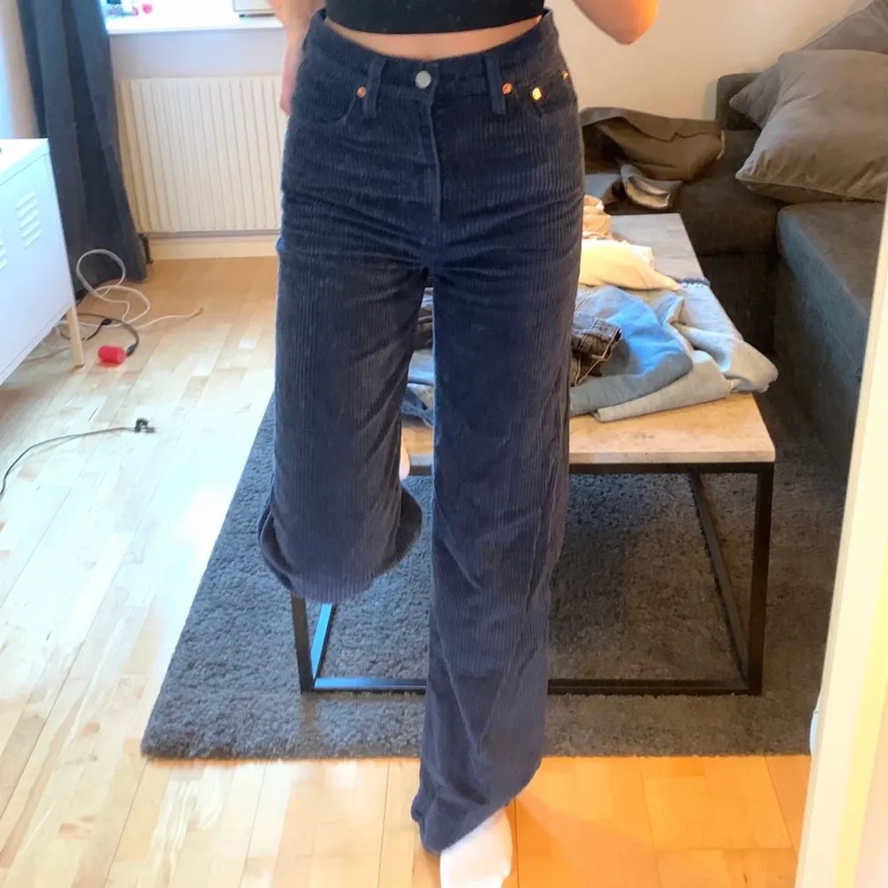 Sååå fina och eleganta och snygga levis byxor! High waist, wife leg, älskar dem! De är dock för små för mig, och knappt använda. . Jeans & Byxor.
