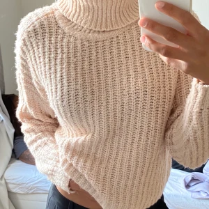Ljusrosa stickad tröja - Säljer för att jag inte använder den längre. Skriv till mig om du vill se fler bilder🥰