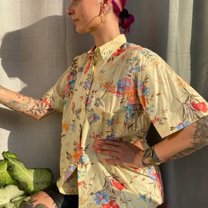 Blomstrande skjorta - • Sommarskjorta i mjukt tyg • Oanvänd skick, super bekväm för värma dager då tyget är lätt. Knappar hela vägen ner, en ficka på framsidan.