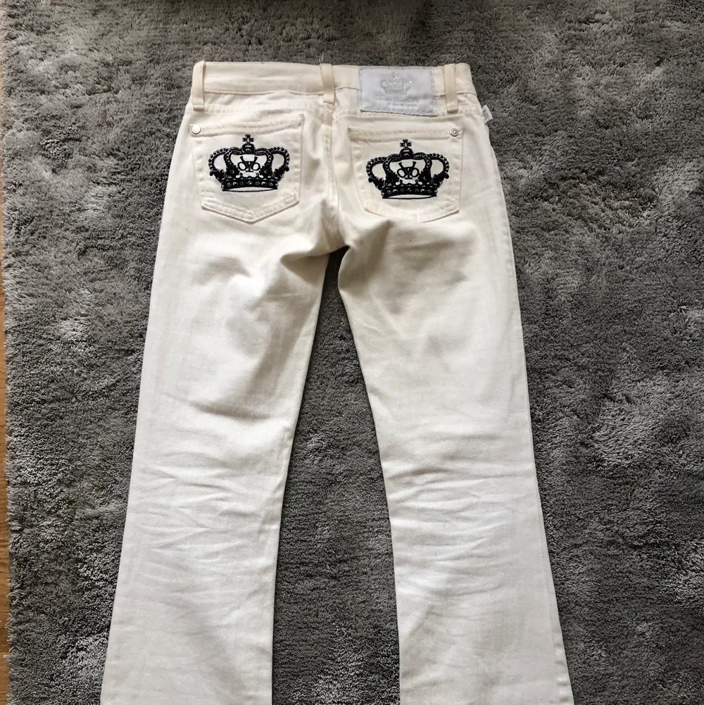 Lågmidjade vita Victoria Beckham jeans! Bootcut💕. Jeans & Byxor.