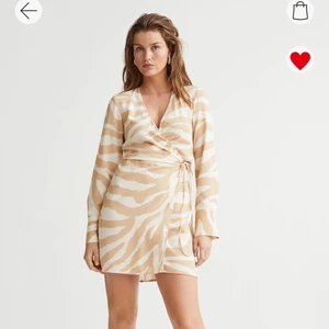 Klänning - Helt ny klänning från hm, lappar finns kvar.  Storlek xs, slutsåld på deras hemsida.  Köparen står för frakten 💖