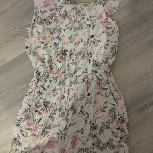 Säljer min somriga jumpsuit i storleken 158. Den är vit och har olika blommor på sig. Den säljs för 100kr +frakt men priset kan diskuteras. Kolla gärna in mina andra annonser. :D