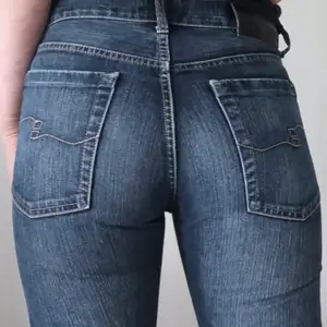 Super snygga jeans! Från Bastini. Ganska så låga i midjan och snygga detaljer på bakfickorna. Sitter snyggt och är bekväma! Knappt använda. Storleken är w:31 och L:32