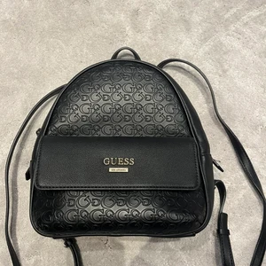 Guess ryggsäck  - En svart guess ryggsäck som knappt har används 