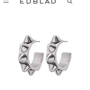Nu säljer jag mina älskade Edblad örhängen! Dem är i jätte bra skick då dem inte använts så mycket då jag köpt ett par andra! Såklart tvättas dem innan jag postar!❤️ Bud på: 240kr