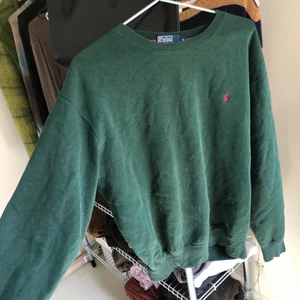 Oversized Ralph Lauren tjocktröja  - Jättefin Ralph Lauren tjocktröja köpt på Beyond Retro. Har två små hål på magen (kan skicka bild). Står storlek S i tröjan men den sitter oversized. Skriv gärna vid frågor eller om fler bilder önskas 💛 