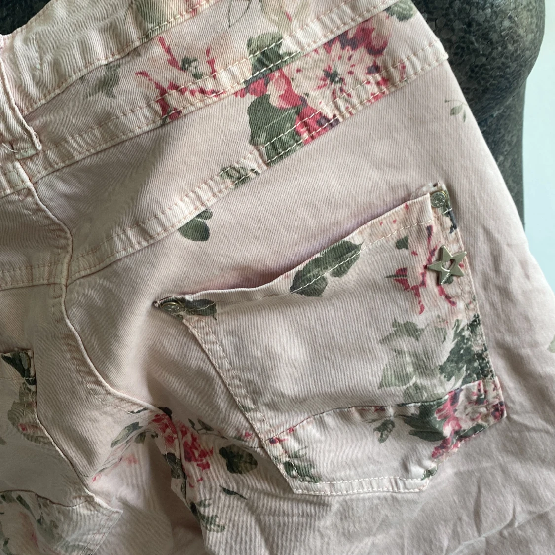 Blommiga jeans stl s - 2