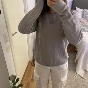 Reebok sweatshirt - Säljer denna jätte snygga sweatshirt från Reebok i grå. Den är i fint skick och sällan använd, storlek s. Köparen står för frakt (spårbar)💓😇 (Tröjan är ej så skrynklig som på bild, skriv om fler bilder önskas)