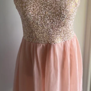 Paljett klänning stl 38/40 - Gammalrosa paljettklänning  Stl 38/40 Knyt bak mycket fint skick Från Elise Ryan 